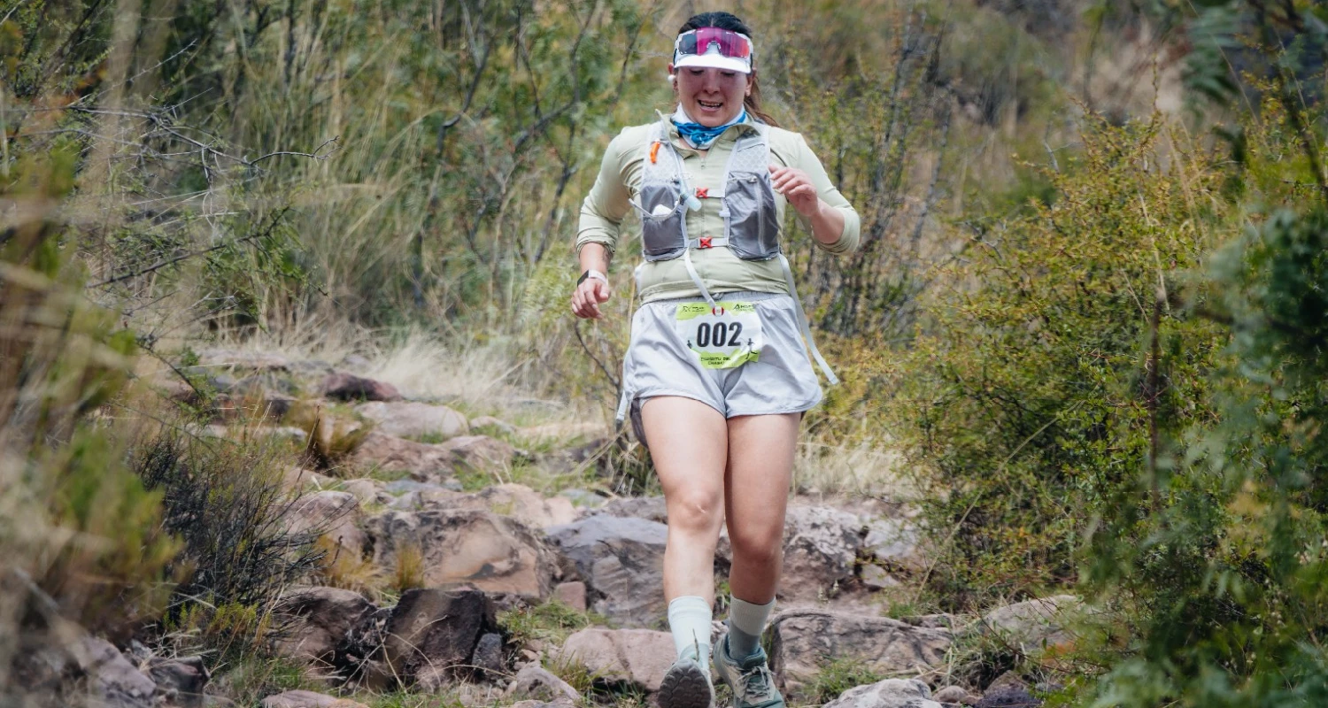 Corredor en barro empujando en la montaña