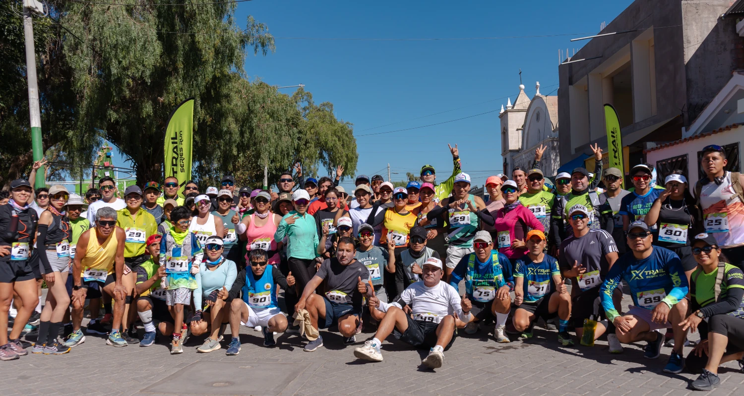 Cumbres de los Andes peruanos bajo un cielo dramático